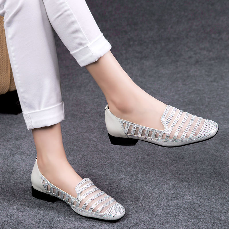 扔掉高跟鞋，今年超流行“镂空鞋”，舒适透气还有一丝小性感