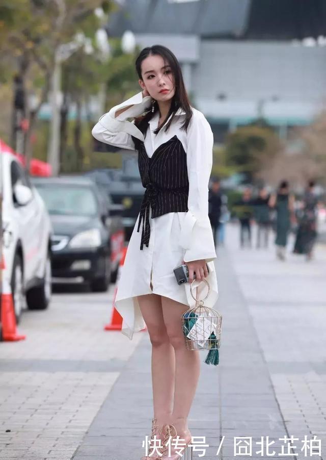 "p":"1587792100"街拍:小姐姐面带微笑气质甜美,搭配粉红色休闲装,非常婉约可人