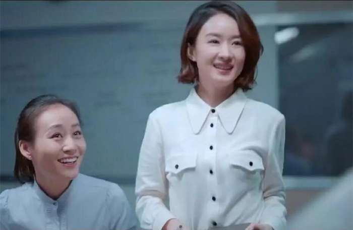 赵丽颖广告花絮流出, 脸肿得像个橡胶人, 网友: 刚打完针就出来啦