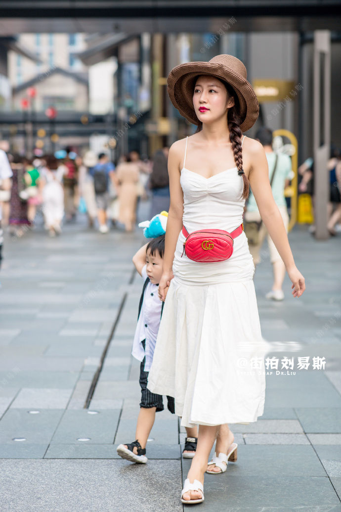 街拍北京:几套轻熟的穿搭，让整条街都成为了一道风景线!