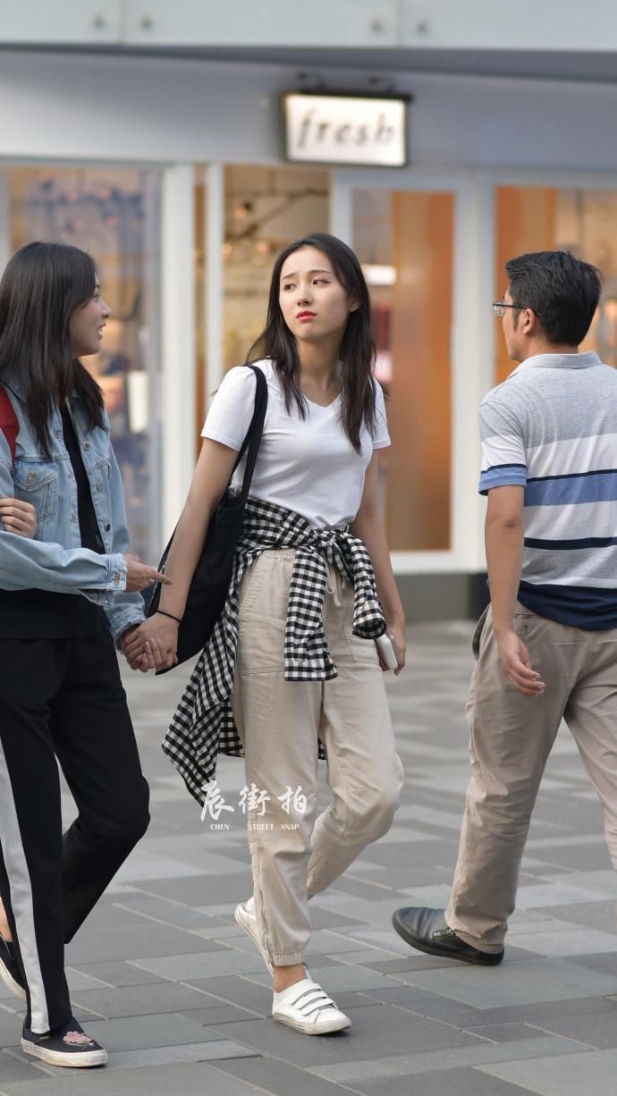 街拍:美女穿“透视”上衣，朦胧间显现的好身材，让人为之叹服