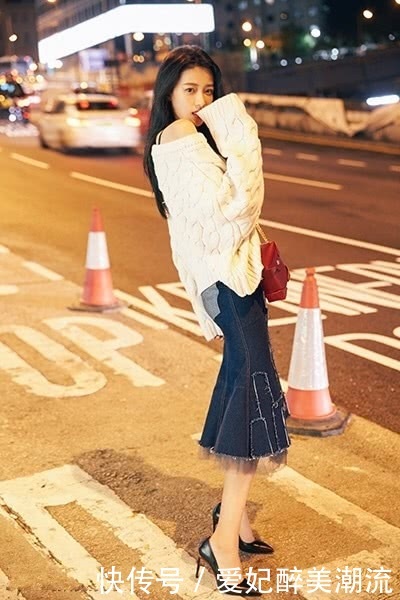 孙怡台下看秀都不安分，扯裙的瞬间好尴尬！好歹也拿块布盖一盖吧