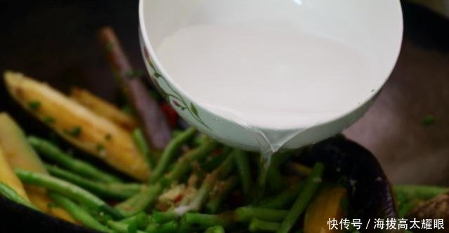  软烂：长豆角烧茄子的家常做法，软烂适口，有滋有味