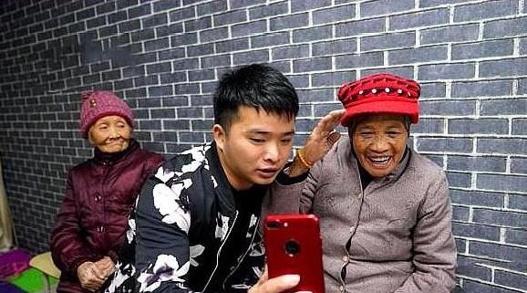 农村出现“少爷”家境贫寒不打工不种地，每天闲逛打牌却不缺钱花