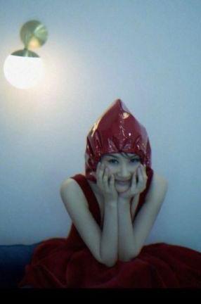 49岁许晴又犯二！吊带裙搭配皮帽子奇葩装亮相，网友：奶奶别这样