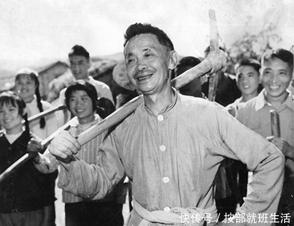 新中国将帅第一人授衔少将却自愿回故乡务农29年，遗言令人落泪