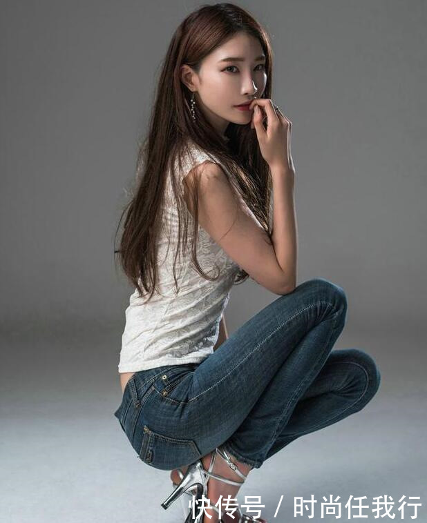 街拍：阳光朝气的紧身牛仔裤美女，身材一级棒