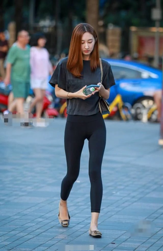 清纯御姐紧身裤裹出婀娜多姿的身段，裤子紧绷出线条很有看头