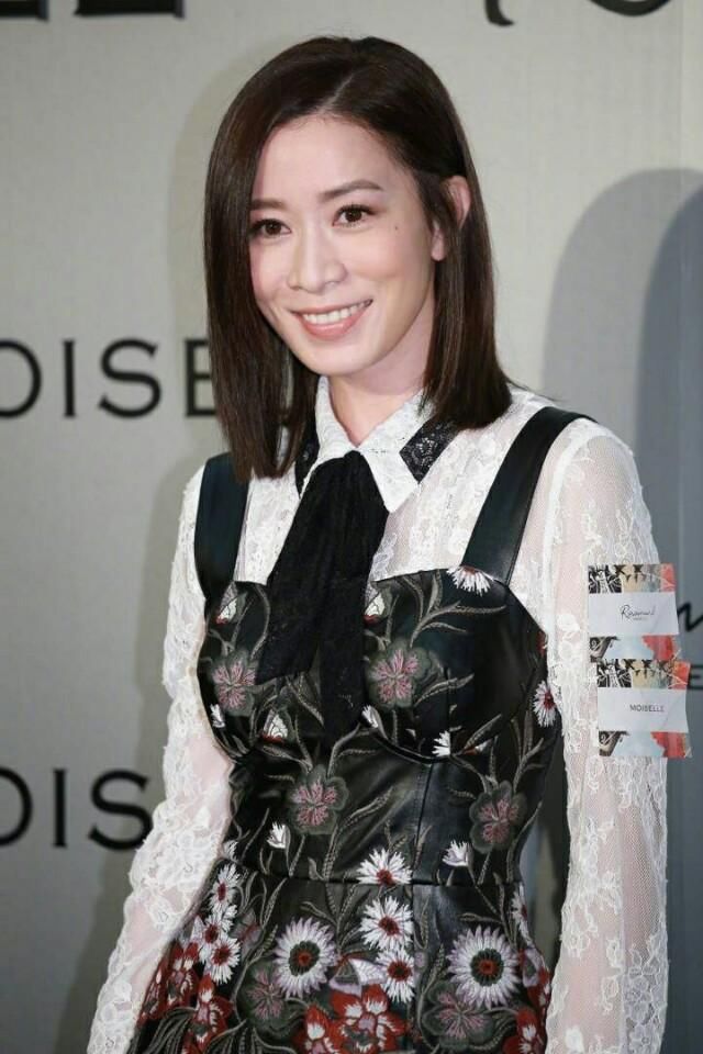 佘诗曼又用长裙配长筒靴,穿上减龄背带裙还真是好看,哪像43岁!