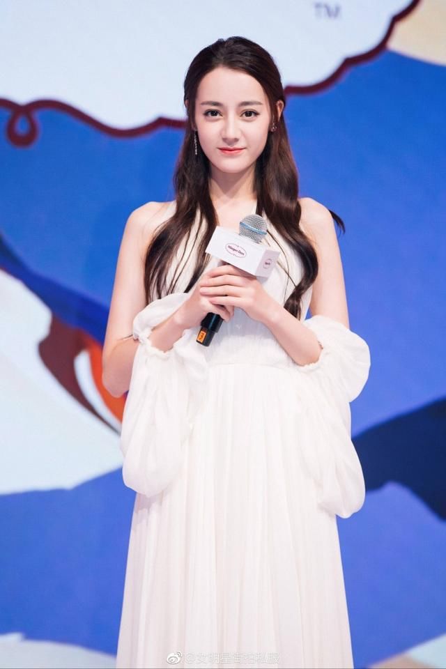 迪丽热巴宛如仙女下凡,一席白裙堪比“白浅”,微笑时甜如初恋!