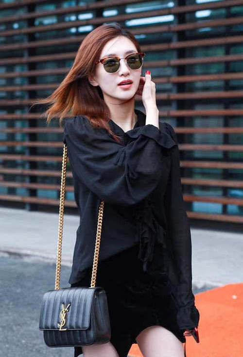 江疏影胆真大！裙子短到“大腿根”还在中间开个叉，真看得人尴尬