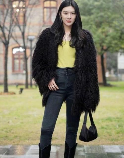  【美女】美女时尚街拍：身材苗条的美女，一条蓝色的连衣裙，时尚大方气质