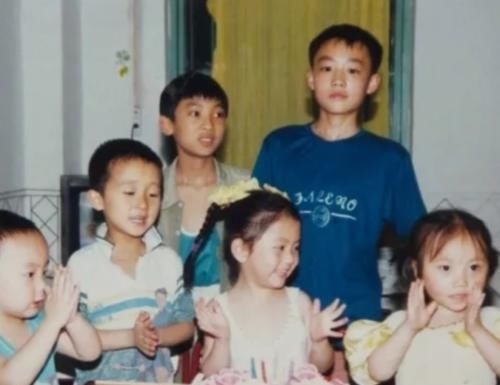 围着:谭松韵小时候有多受欢迎?过生日被四个男孩围着,个个颜值都超高