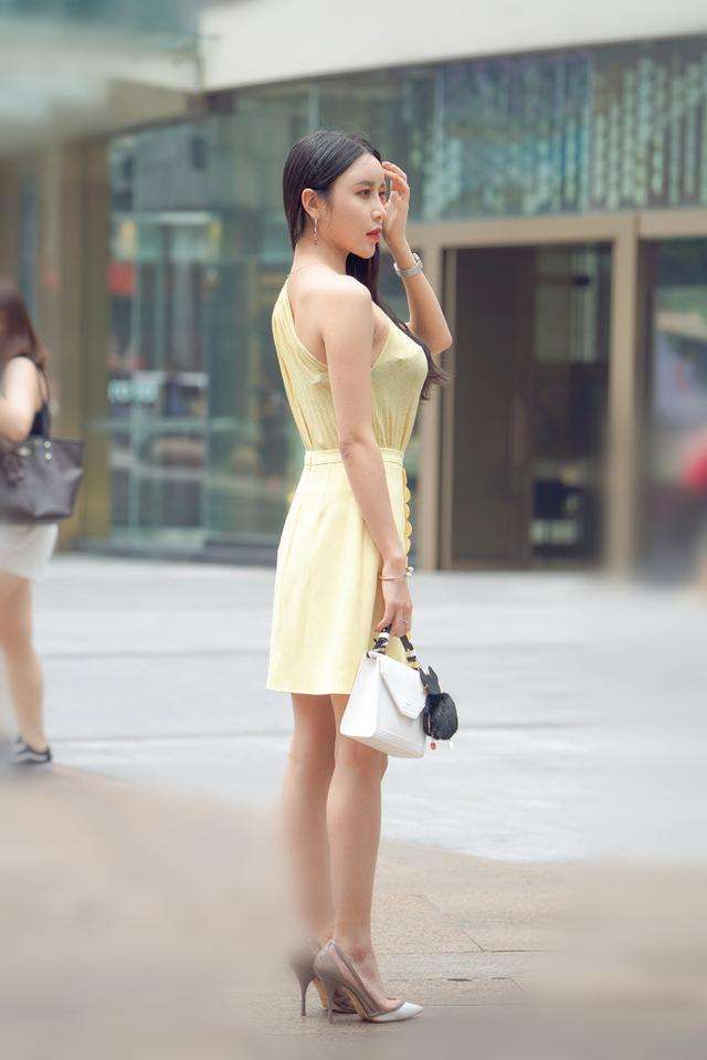 街拍:最后一个小姐姐背带裤出街,凸显40多岁女人的风韵犹存!