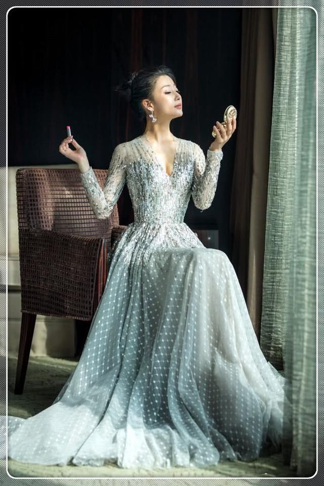 39岁殷桃又美回来了！身穿银色亮片裙惊艳，显优雅又大气！