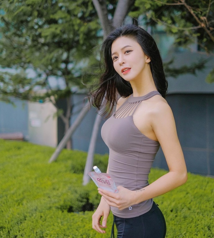 街拍:清凉美腿青春活力无极限,女人整洁的穿搭