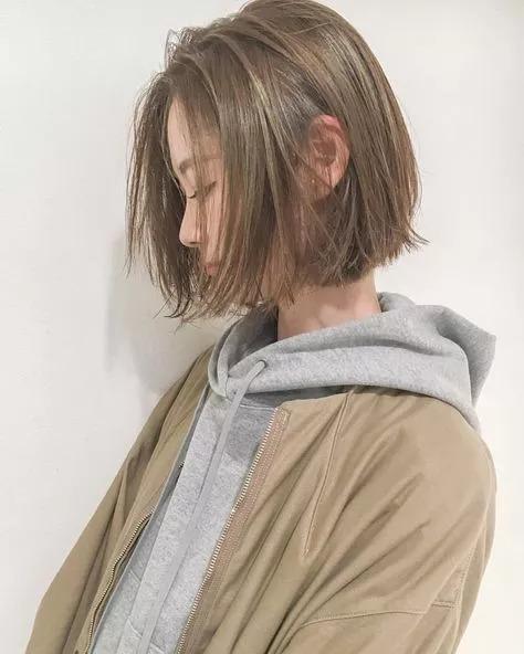 今年最火的“缩脸短发”，让脸小到不行