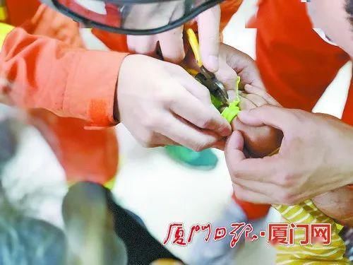  救援|家长警惕！同安小女孩手指被卡，竟是玩具惹的祸！消防员现场巧妙救援→