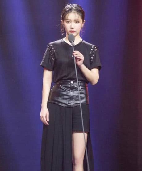 阚清子这是穿了2件裙子＋裤子？意外得秀出好身材，时尚到飞起！