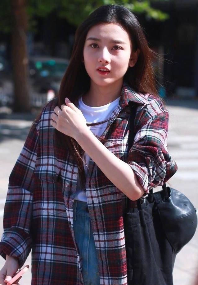 宋祖儿开学报到,格子衬衫配短裤青春少女,大明星了却还有学生样
