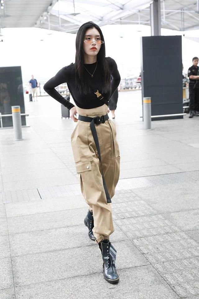 奚梦瑶穿露背T恤大秀性感,裤子太紧勒出赘肉,网友:她住机场?