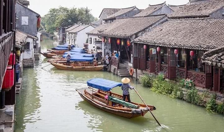 天堂和苏杭之间有个周庄，桥从前门进，船从家中过