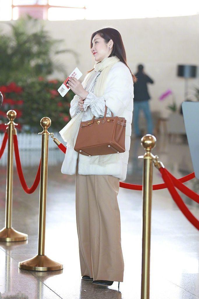 秦海璐这身打扮贵妇样十足, 网友: 双影后就不能低调点么?