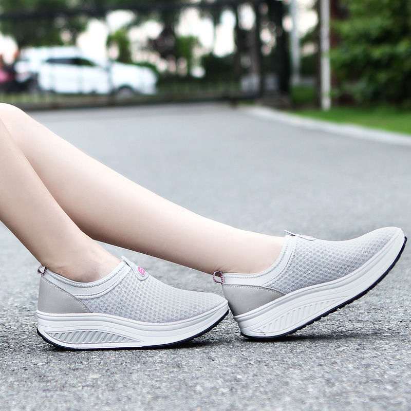 难怪老婆不穿高跟鞋，太虐脚!今秋流行摇摇鞋，穿上既优雅更迷人