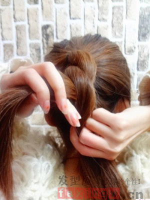 自己简单盘发技巧 扎出最时尚的盘发发型