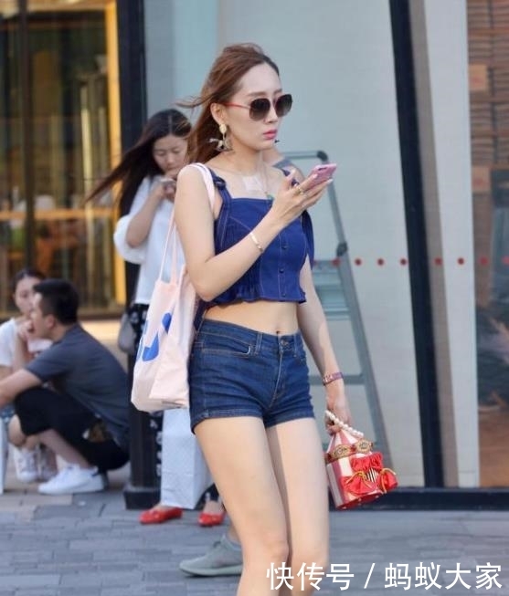  皮草：街拍美女：时尚魅力的小姐姐，简约不简单的穿搭，尽显女神范儿！