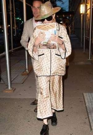 麦当娜有59岁？睡衣出街还像29岁，可脚上的鞋子出卖了她