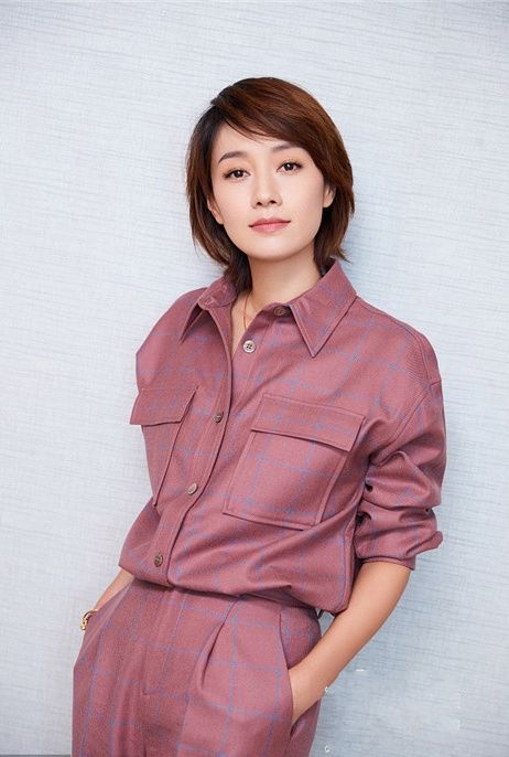 《末择之路》马伊琍粉色套装亮相,秀发撩人