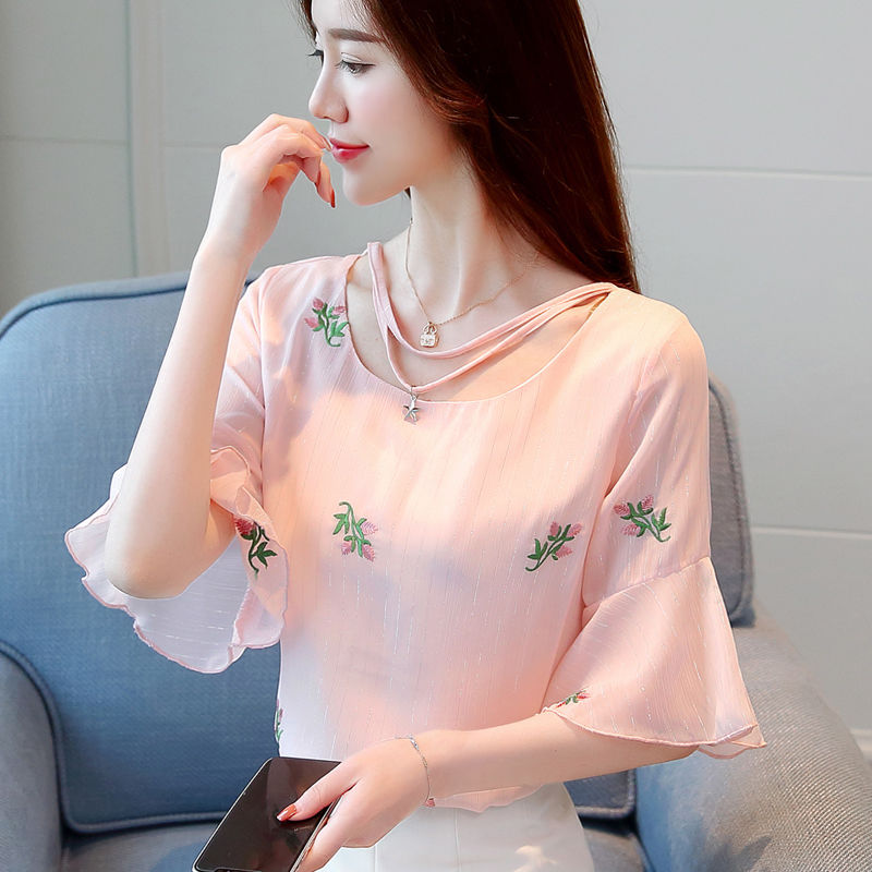 谁说女人太丰满不好看?瞅瞅下面的修身小衫，魅力值飙升，太撩人