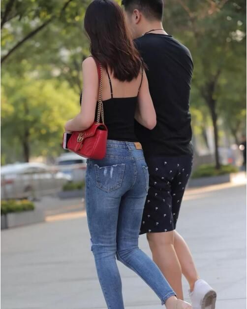 颜值美女吊带抹胸背心搭配牛仔裤，紧身勾勒出完美身材非常吸睛！