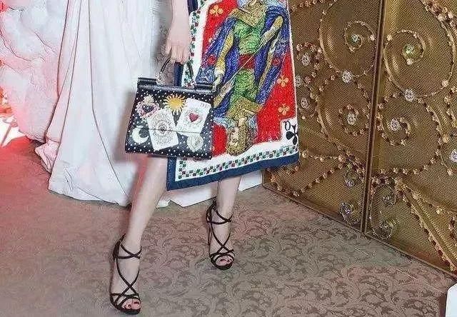 倪妮穿热巴同款绑带鞋，腿却输了?3条穿鞋准则，让你显高显瘦腿长