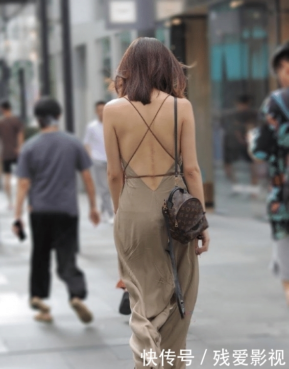  勇敢：少女明明身材不咋地，却勇敢挑战“吊带裙子”，转过身来更是惊艳！