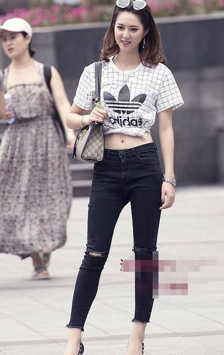 街拍：图五穿镂空装上阵，给人一种朦胧的美感，真叫人难以抵挡！