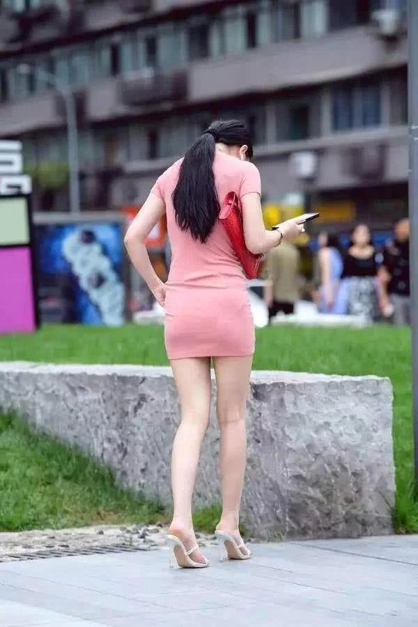 清纯女神粉色紧身包臀裙搭配高跟鞋，秀出凹凸有致的好身材