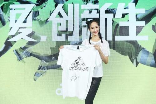 张钧甯穿着运动装紧身裤秀身材，对比与宋祖儿，丝毫看不出年龄！