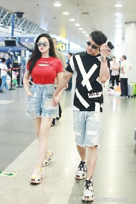 冉莹颖快将T恤撑爆中间开洞，身材只服她，网友：邹市明真大方