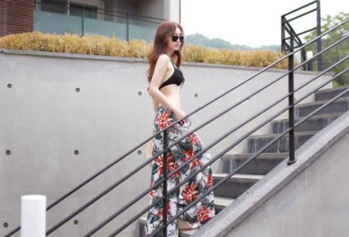 清澈甜美的比基尼泳衣美女，展现修长腿部轮廓，特别有魅力！