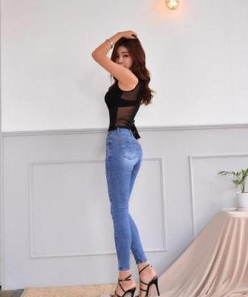 身材姣好的美女，穿上了牛仔裤之后就显得更有气质了！