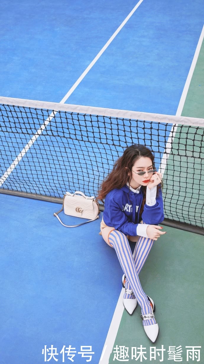 戚薇穿长筒袜现机场，勒出赘肉好尴尬，网友：穿着不难受吗？