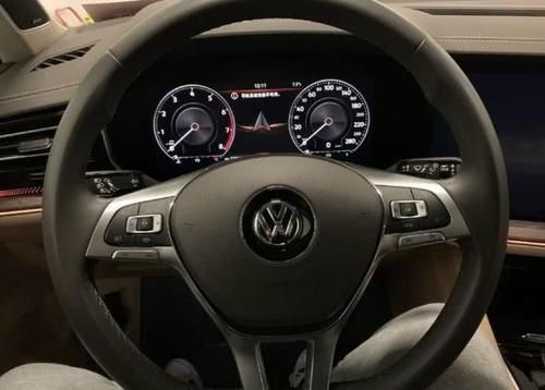  『途锐』新款顶配大众途锐提车，行驶近千公里，车主：除了油耗其它都满意