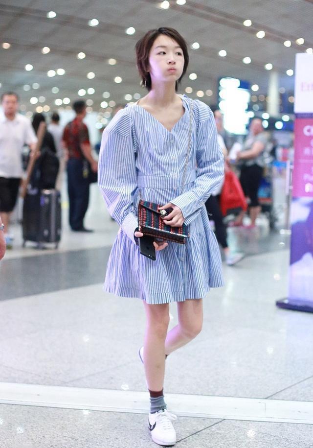 周冬雨穿透视装大玩性感, 但身材缺“料”就显得非常尴尬了!