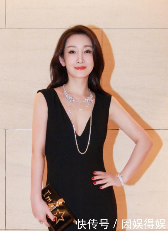 「成熟女性」秦海璐越老越敢穿，穿深v长裙大秀“括号臀”，身材比例真完美
