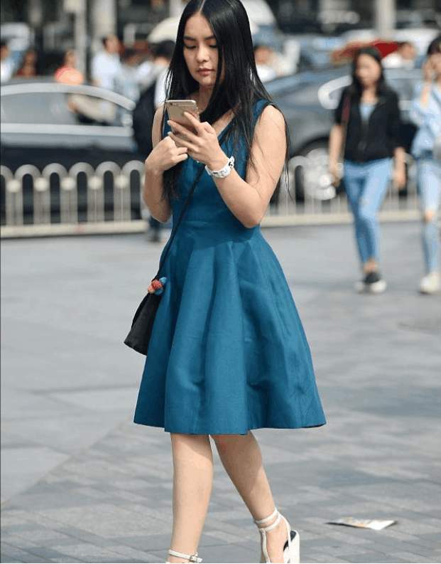 坐在地上的小姐姐，为了凉快也不能这样啊