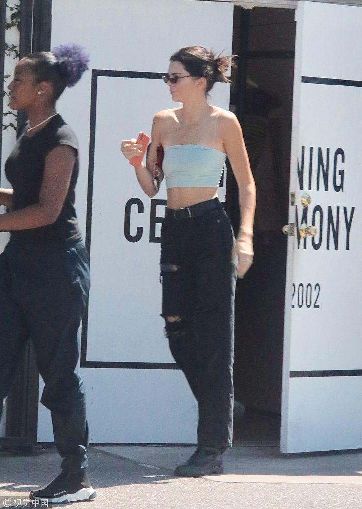 肯达尔詹娜与闺蜜外出扫货仅穿抹胸 香肩和大长腿齐飞惹人注目