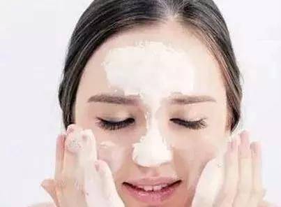  『白皙』女孩子洗脸时，要主要这四点，皮肤才会变得自然白皙，颜值会很高