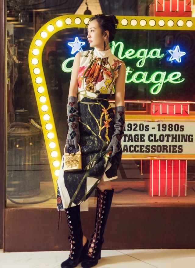 王鸥这身造型绝了，上半身像旗袍很迷人，手套鞋子却让人看傻眼